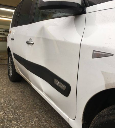 Usuwanie wgnieceń bez lakierowania Radom - Renault przed naprawą