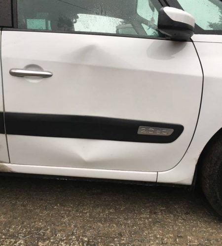 Usuwanie wgnieceń bez lakierowania Radom - Renault przed naprawą